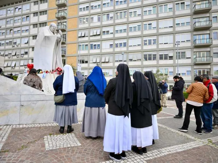 «Il Papa ha dormito bene». Confermati i miglioramenti