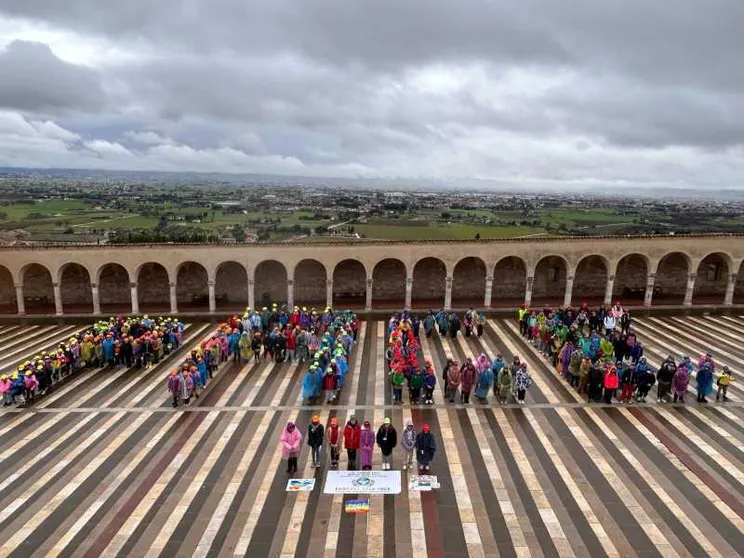 Assisi si colora di pace: 350 bambini per un futuro senza guerre