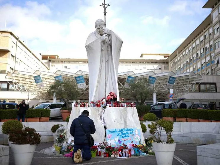 Notte tranquilla del Papa. Oggi ha letto i giornali e continua le terapie