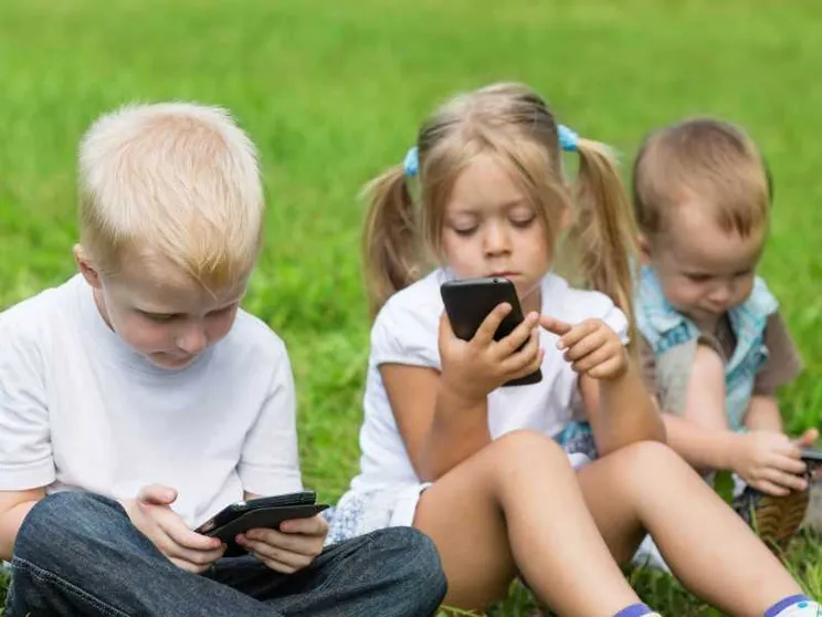 Non è mai abbastanza tardi per lo smartphone, una ricerca spiega perché