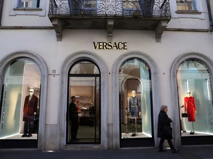 Prada pronta ad acquisire Versace e a sfidare i colossi francesi