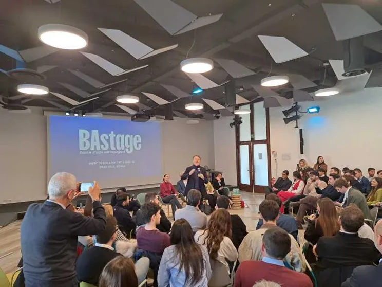 Renzi dice «Bastage», per lo stop ai tirocini sottopagati