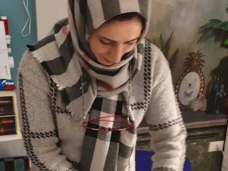 In fuga dall'Afghanistan, con ago e filo la nuova vita di Mariam