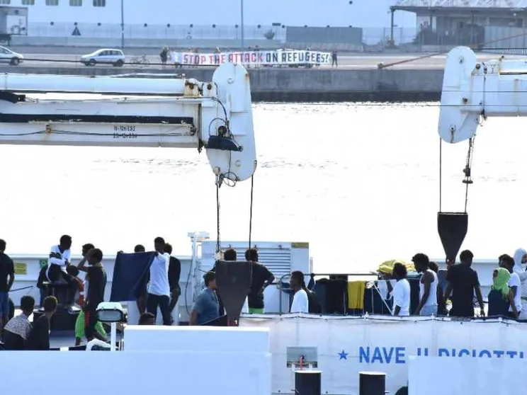 «Diciotti, il governo risarcisca i migranti». Meloni: decisione frustrante