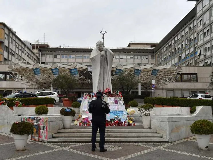 Dopo una notte tranquilla, il Papa prosegue le terapie