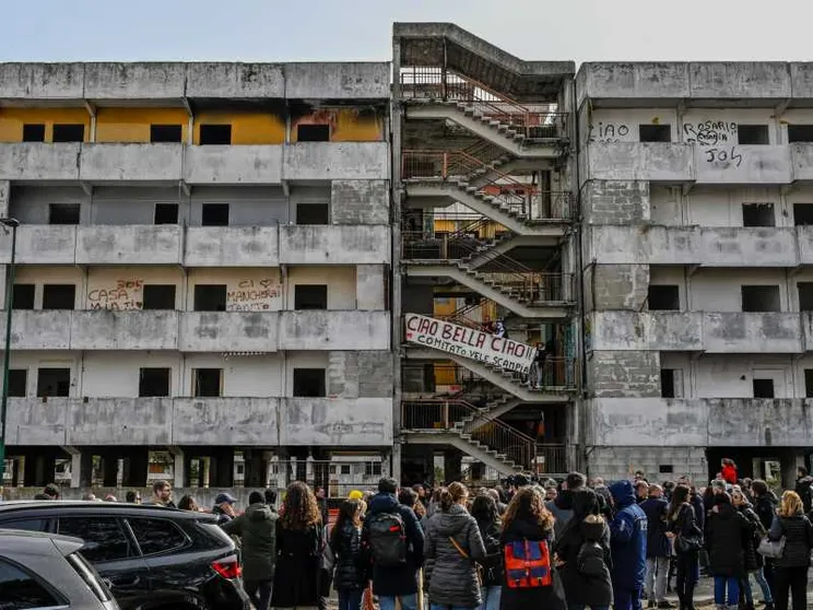 Abbattuta la Vela Gialla: Scampia cancella il “mostro” e progetta il futuro