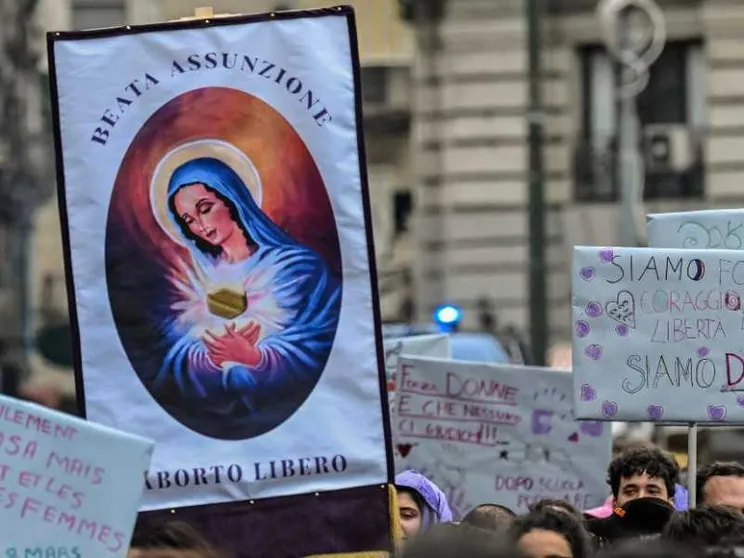Vergine “pro aborto” al corteo per le donne. Battaglia: dialogo, mai disprezzo