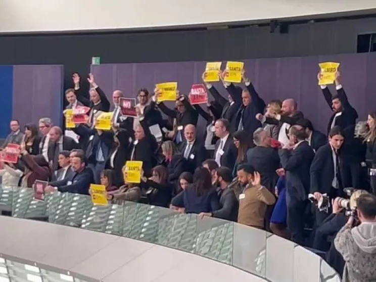 Le armi spaccano la politica italiana. Asse giallorossoverde sul no, Pd diviso