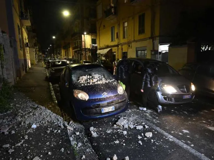 Campi Flegrei, terremoto di magnitudo 4.4 nella notte. Paura e panico a Napoli