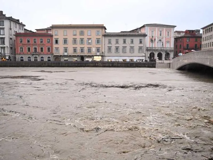 I fiumi in Emilia Romagna e Toscana si stanno abbassando. Resta l'emergenza