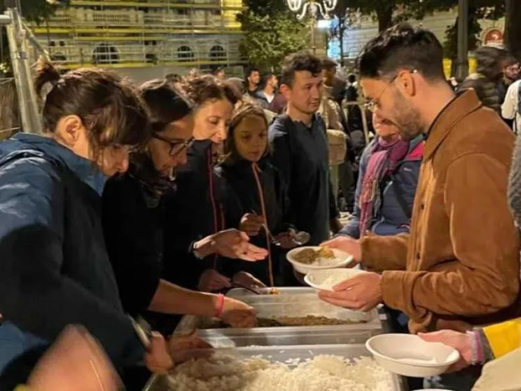 A Trieste cene e pacchi di viveri ai migranti