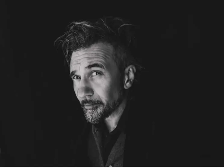 John De Leo: «Il mio canto libero e senza confini»