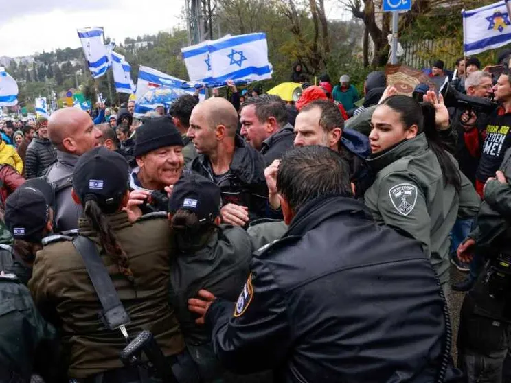 Cariche e cannoni d'acqua sulle proteste: Netanyahu tira dritto e bombarda