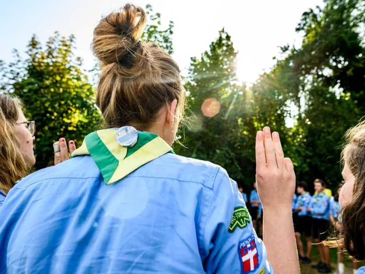 Quei camiciotti azzurri e la sfida di educare su “strade non battute”