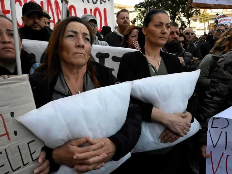 «Noi non dormiamo più»: nei Campi Flegrei va in scena la protesta dei cuscini