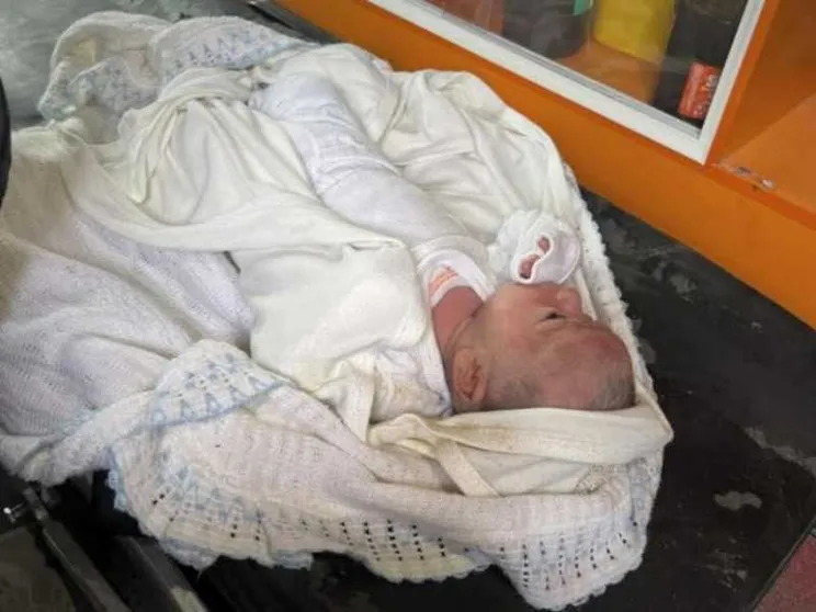 Dall'odio alla speranza: davanti a una neonata estratta viva dalle macerie