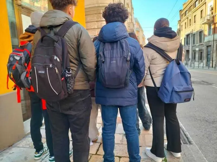 Lo zainetto e 2 euro in tasca per capire com'è essere ultimi
