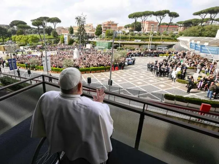 Il saluto ai fedeli, la sosta a Santa Maria Maggiore: il Papa è tornato a casa