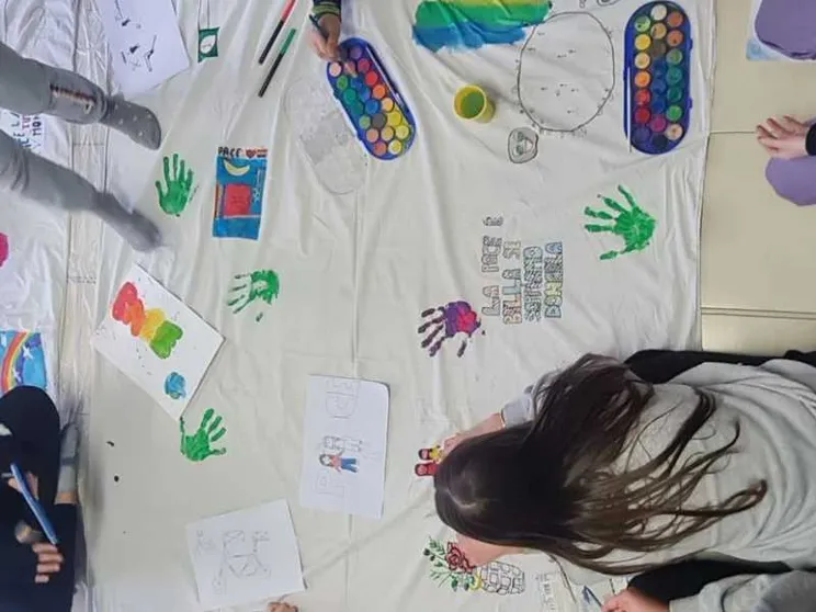 La bandiera della pace da record realizzata da 800 bambini