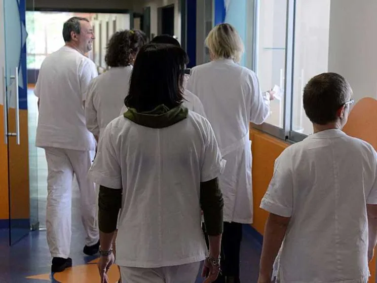 Pochi, malpagati, stanchi: l'emorragia degli infermieri