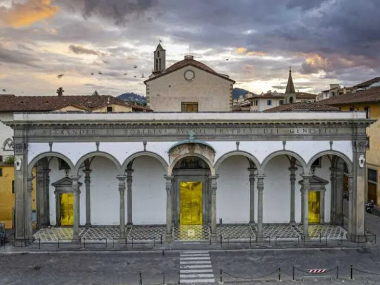 A Firenze le coperte termiche dei migranti sulle porte della Basilica