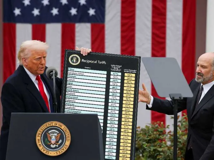 La guerra commerciale di Trump: dazi per tutti, all'Europa del 20%