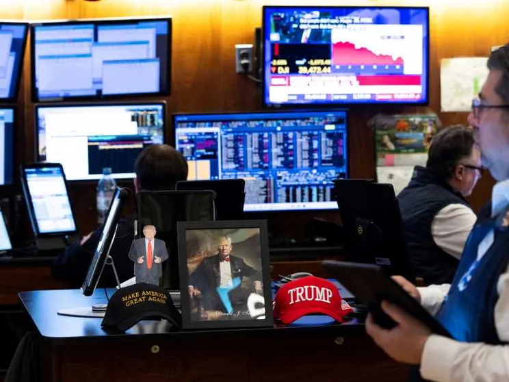 Le Borse a picco per i dazi. Trump: «Ma vi farò più ricchi»