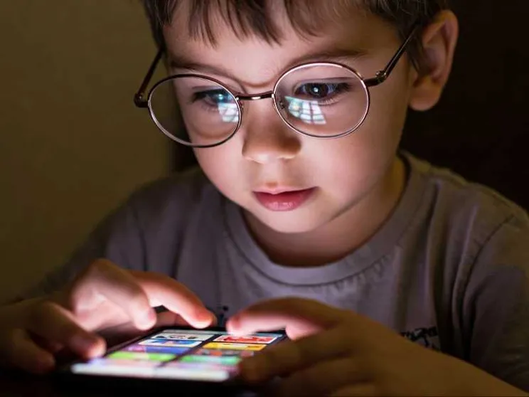 Nel 2050 metà degli italiani saranno miopi: «Bimbi troppo tempo col cellulare»