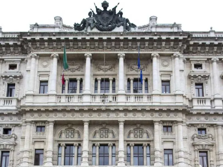 Perché non torniamo al più corretto "padre, madre o chi ne fa le veci"?
