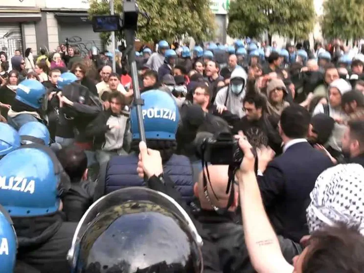 "Spara a Giorgia": la scritta al corteo diventa un caso politico