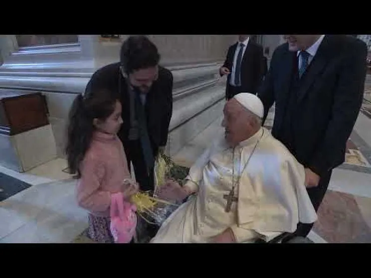 Il Papa in piazza San Pietro ha augurato una «buona Settimana santa»