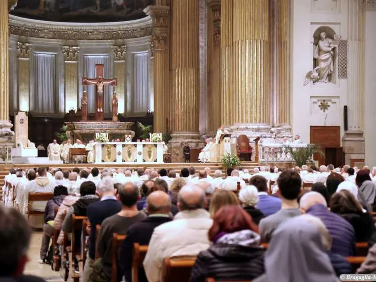 «Offerte per le messe, il sacerdote ne trattenga per sé una sola»