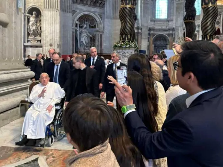 Il Papa prega in Basilica e a Pasqua vorrebbe esserci
