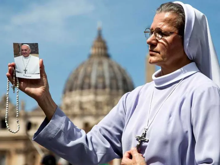 Il lungo addio a papa Francesco: il mondo è in lutto