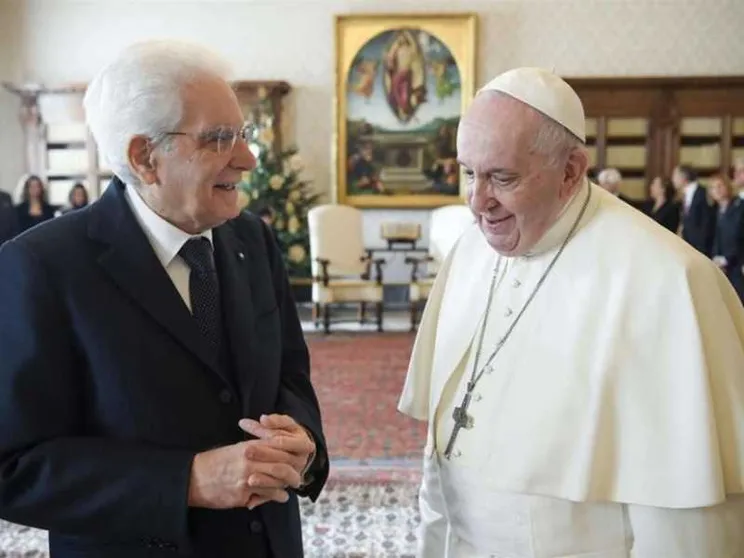 Mattarella: «Un grande vuoto». Meloni: «Il Papa della gente»