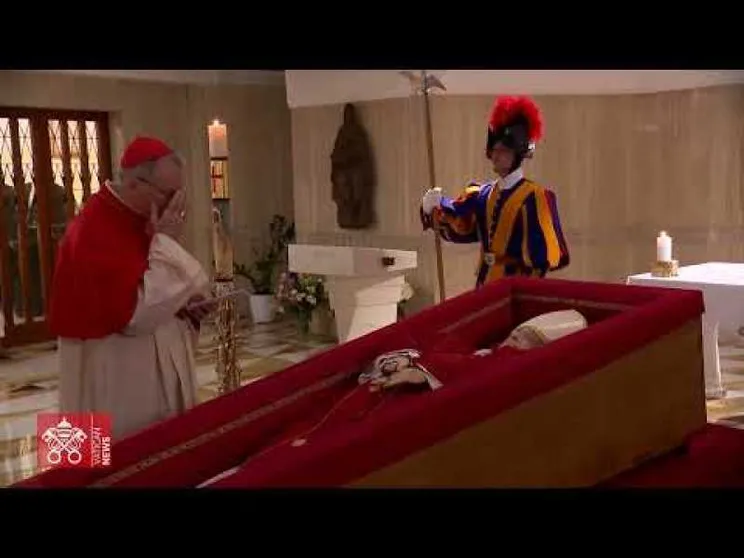 Il Papa nella bara: il linguaggio della semplicità