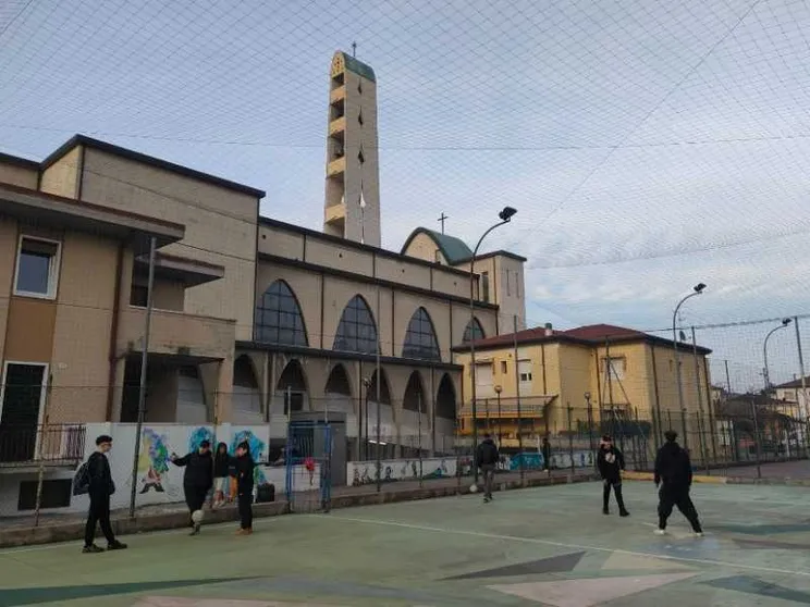 La droga e il vuoto: i ragazzi che don Andrea prova a salvare
