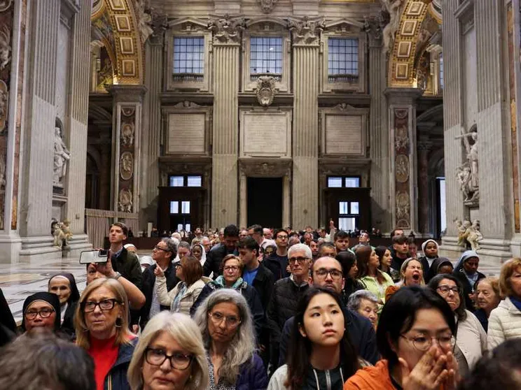 Ventimila fedeli per papa Francesco. Il saluto è continuato nella notte