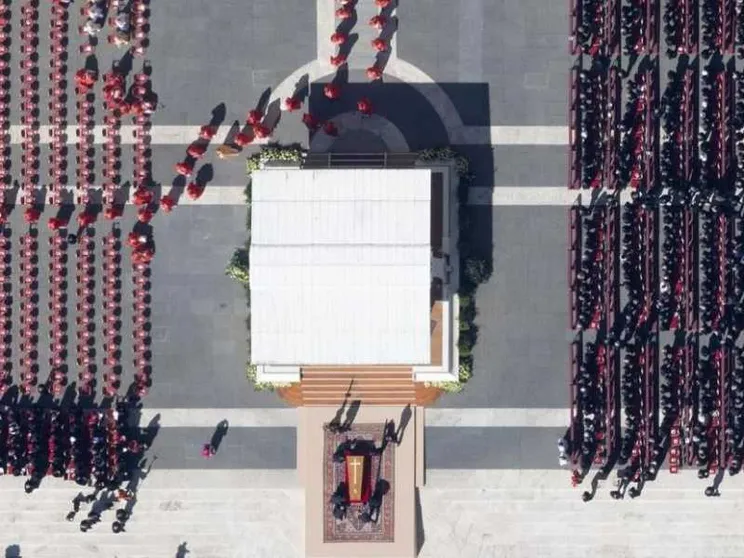 Il popolo e i potenti, l'omelia di Re, gli applausi: i funerali di Francesco