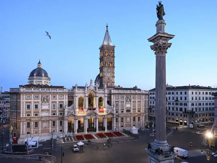 Il legame con Maria che accompagna Francesco nel suo ultimo viaggio