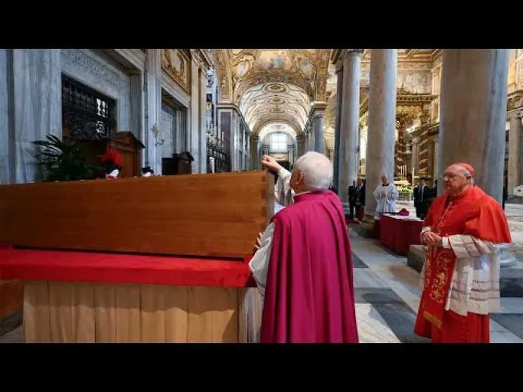 La preghiera, poi i sigilli: il rito della tumulazione di Francesco