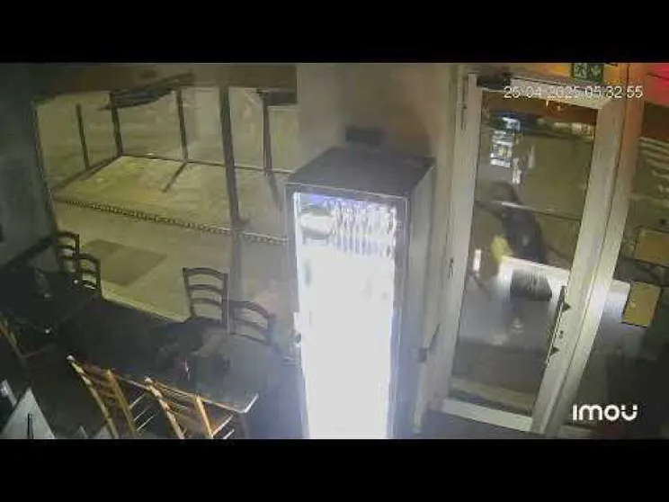 A Milano l'irruzione nel bar vicino alla Regione. I titolari: «Siamo soli»
