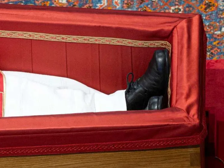 Le scarpe indossate nella bara ci dicono tanto del Papa