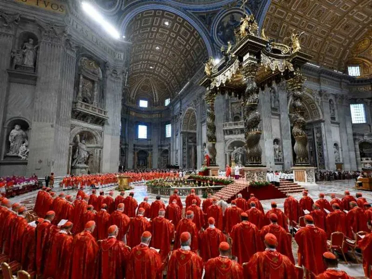 Il cardinale Re: «Un Papa per il bene della Chiesa e dell'umanità»