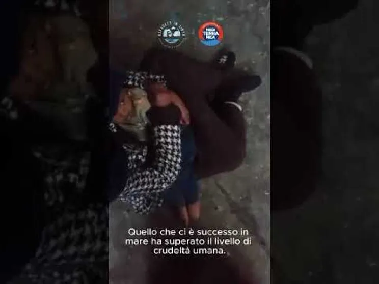 Fatima e Rakuya coi loro figli. Il video choc delle violenze in Libia
