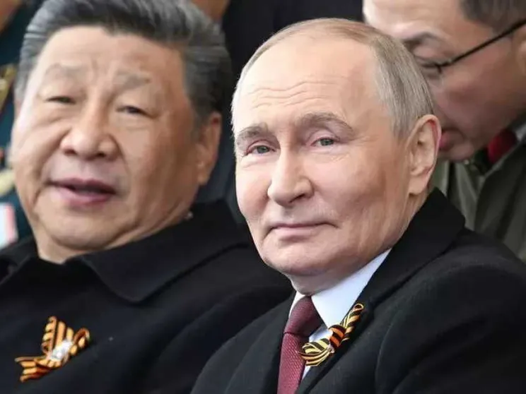 Putin e i suoi “fratelli” alla parata. E l'Ue vuole processarlo