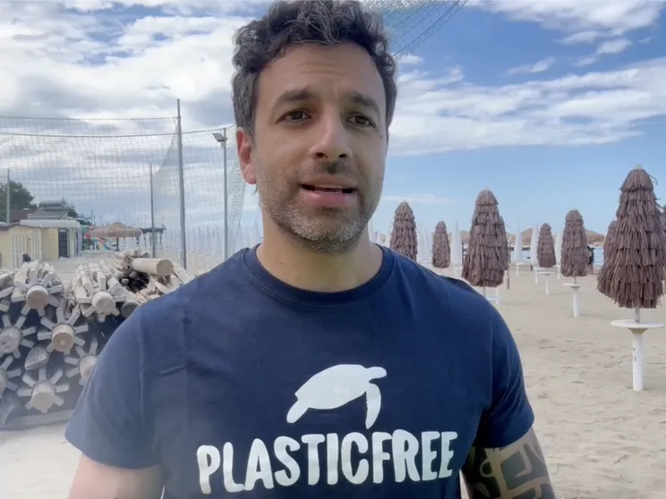 Stop agli ombrelloni hawaiani in rafia sintetica: l'appello di Plastic Free