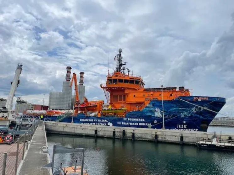 La nave Solidaire del filantropo italo-argentino a Genova con 263 migranti