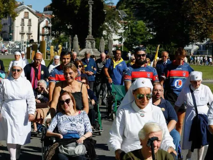 Ecco cosa dicono i giovani volontari a Lourdes: «È scuola di vita»