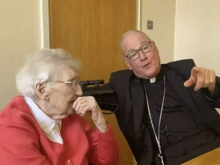 L'omaggio del cardinale Dolan alla suora centenaria sua «madre spirituale»